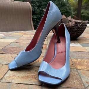 Tahari blue heels with a leather sole, 7 1/2 beautiful shine to these shoes